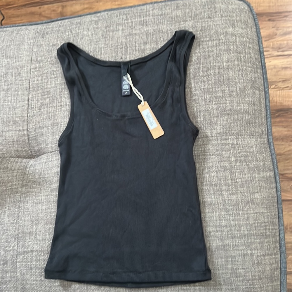 Skims Soft Lounge Tank - Picture 11 of 13